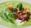 Rahmsuppe von Erbsen und Zuckerschoten mit Minze